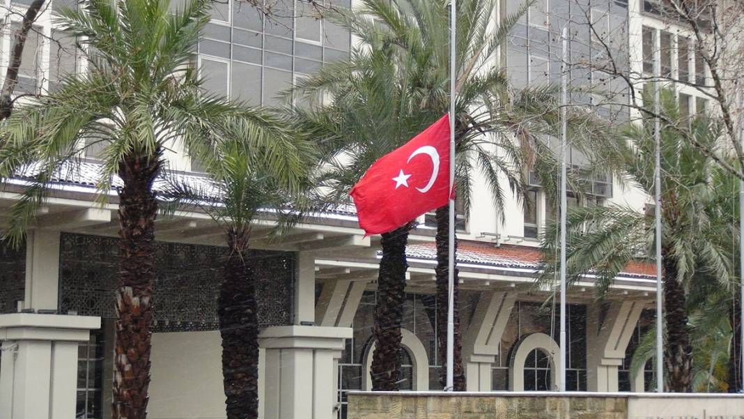 TBMM'deki bütün bayraklar yarıya indirilirken o bayrağa dokunulmadı! Bakın neden... 10